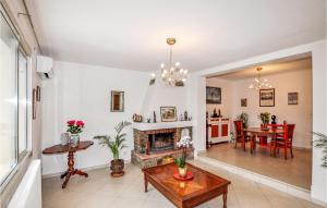 uma sala de estar com uma lareira e uma mesa em Lovely Home In Argels-sur-mer With Kitchen em Argelès-sur-Mer