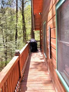 Ein Balkon oder eine Terrasse in der Unterkunft LUXURY CABIN WITH WATERVIEW AND PRIVACY, hiking