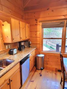 LUXURY CABIN WITH WATERVIEW AND PRIVACY, hiking 주방 또는 간이 주방