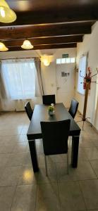 une salle à manger avec une table et des chaises dans une pièce dans l'établissement DEPARTAMENTO CALAFATE CENTRICO #2, à El Calafate 4 autres photos