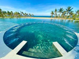 Бассейн в Bliss Hoi An Beach Resort & Wellness или поблизости