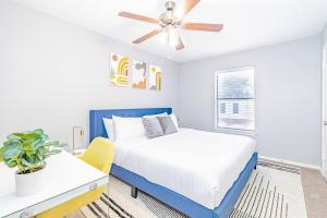 a bedroom with a bed and a ceiling fan at Central 1BR King Bed Suites, Close to Downtown & Domain in Austin