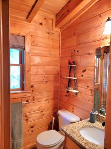 A bathroom at LUXURY CABIN WITH WATERVIEW AND PRIVACY, hiking