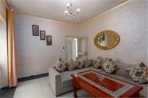 VELASQUEZ Appartements Fast Wifi and Ocean View tesisinde bir oturma alanı