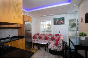 VELASQUEZ Appartements Fast Wifi and Ocean View tesisinde mutfak veya mini mutfak