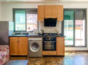 VELASQUEZ Appartements Fast Wifi and Ocean View tesisinde mutfak veya mini mutfak