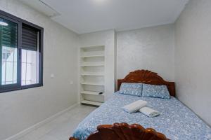 VELASQUEZ Appartements Fast Wifi and Ocean View tesisinde bir odada yatak veya yataklar