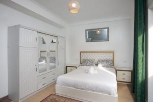 VELASQUEZ Appartements Fast Wifi and Ocean View tesisinde bir odada yatak veya yataklar