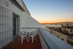VELASQUEZ Appartements Fast Wifi and Ocean View tesisinde bir balkon veya teras