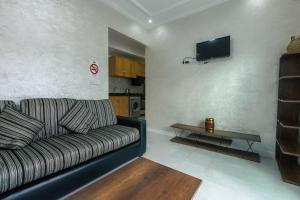 VELASQUEZ Appartements Fast Wifi and Ocean View tesisinde bir televizyon ve/veya eğlence merkezi
