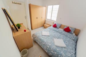 VELASQUEZ Appartements Fast Wifi and Ocean View tesisinde bir odada yatak veya yataklar