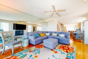 sala de estar con sofá azul y TV en Fenwick Island - 38829 Bunting Avenue #1, en Fenwick Island