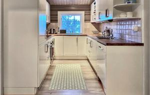 een keuken met een witte koelkast en een wastafel bij 4 Bedroom Lovely Home In l in Al