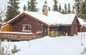 una cabaña de madera en la nieve en 4 Bedroom Lovely Home In l, en Al