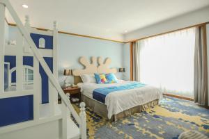 Ліжко або ліжка в номері Discoveryland Hotel Dalian