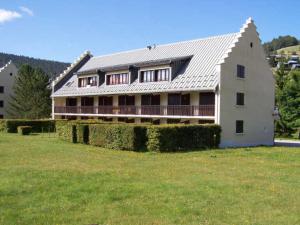 ein großes weißes Haus mit einem großen Hof in der Unterkunft Studio Corrençon-en-Vercors, 1 pièce, 4 personnes - FR-1-515-124 in Corrençon-en-Vercors