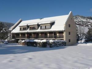 ein schneebedecktes Haus mit viel Schnee in der Unterkunft Studio Corrençon-en-Vercors, 1 pièce, 4 personnes - FR-1-515-124 in Corrençon-en-Vercors