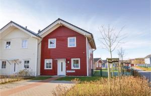 una casa rossa e bianca con di 3 Bedroom Lovely Home In Dagebll a Dagebüll