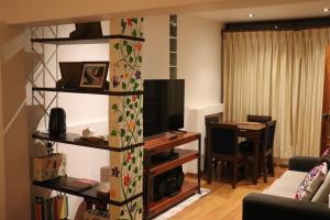 庫斯科的住宿－Casa Rafaela，一间带电视和桌子的客厅