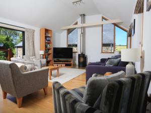 TV a/nebo společenská místnost v ubytování Courtyard Cottage