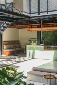 チャングーにあるTRIBAL Coworking Baliのリビングルーム(ソファ、テーブル付)