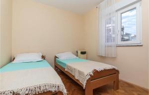 Posteľ alebo postele v izbe v ubytovaní Stunning Apartment In Kastel Sucurac + 8 fotografií