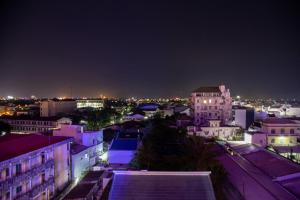 uitzicht op de stad 's nachts bij Apple Hotel in Can Tho