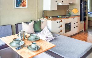 Il comprend un salon avec une table et une cuisine. dans l'établissement Beautiful Ship-boat In Havelsee With 2 Bedrooms, à Kützkow