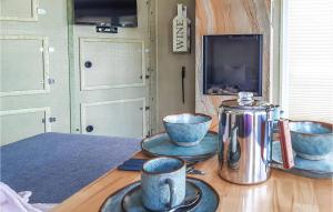 - une table avec deux tasses et une bouilloire dans l'établissement Beautiful Ship-boat In Havelsee With 2 Bedrooms, à Kützkow