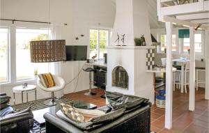 ein Wohnzimmer mit 2 Sofas und einem Kamin in der Unterkunft Cozy Home In Karlskrona With House Sea View in Fröbbestorp