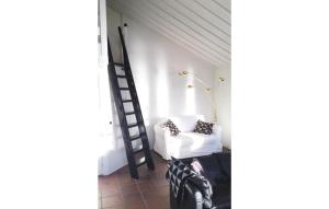 een kamer met een hoogslaper en een witte bank bij Cozy Home In Karlskrona With House Sea View in Fröbbestorp