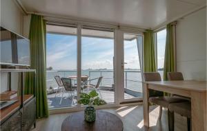 ビッディングハイゼンにある2 Bedroom Gorgeous Ship In Biddinghuizenの水辺の景色を望む大きな窓が備わる客室です。