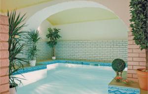 einen Innenpool mit Pflanzen in einem Gebäude in der Unterkunft Awesome Home In Gross Markow With 19 Bedrooms, Sauna And Private Swimming Pool in Groß Markow