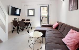 ein Wohnzimmer mit einem Sofa und einem Tisch in der Unterkunft Awesome Apartment In Stinica With 1 Bedrooms And Wifi in Stinica