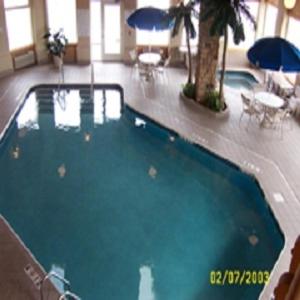Waverly的住宿－Ameristay Inn & Suites，大型建筑中的大型游泳池