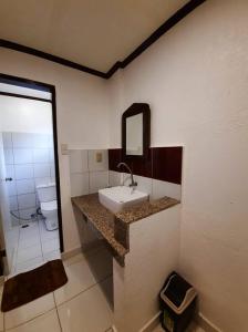 y baño con lavabo y aseo. en Hof Gorei Beach Resort Davao, en Samal