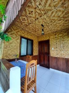 Habitación con mesa y techo de madera. en Hof Gorei Beach Resort Davao, en Samal