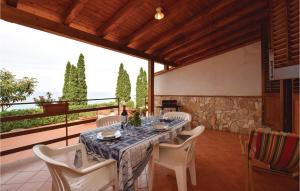 una sala da pranzo con tavolo e sedie e un balcone di Villa Alessandra ad Altavilla Milicia