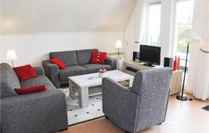 ein Wohnzimmer mit 2 Sofas und einem TV in der Unterkunft Bungalow 195 in Den Oever