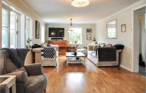 een woonkamer met banken en stoelen en een tafel bij 4 Bedroom Nice Home In Karlstad in Karlstad