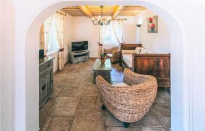 Χώρος καθιστικού στο Gorgeous Home In Lioux With Wifi