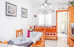 - une salle à manger avec une table et un canapé dans l'établissement 2 Bedroom Nice Home In Los Narejos, à Los Narejos