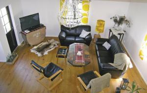 ein Wohnzimmer mit einem Sofa, Stühlen und einem TV in der Unterkunft Beautiful Home In Rrvik With 2 Bedrooms in Rörvik