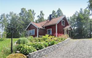 RörvikにあるBeautiful Home In Rrvik With 2 Bedroomsの赤い家