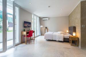 a bedroom with a bed and a desk with a desk at Villa Velvet in Villeneuve-Loubet