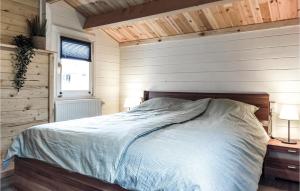 Ένα ή περισσότερα κρεβάτια σε δωμάτιο στο 2 Bedroom Awesome Home In Heinkenszand