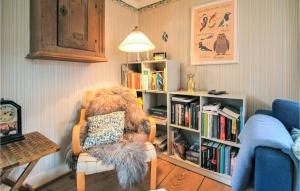 uma sala de estar com uma estante cheia de livros em Stunning Home In Skeppshult With House A Panoramic View em Skeppshult