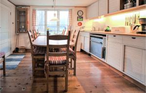 Kuchyň nebo kuchyňský kout v ubytování Pet Friendly Home In Skeppshult