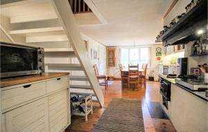 uma cozinha com uma escada que leva a uma sala de jantar em Stunning Home In Skeppshult With House A Panoramic View em Skeppshult