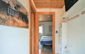 Postel nebo postele na pokoji v ubytování Pet Friendly Home In Skeppshult